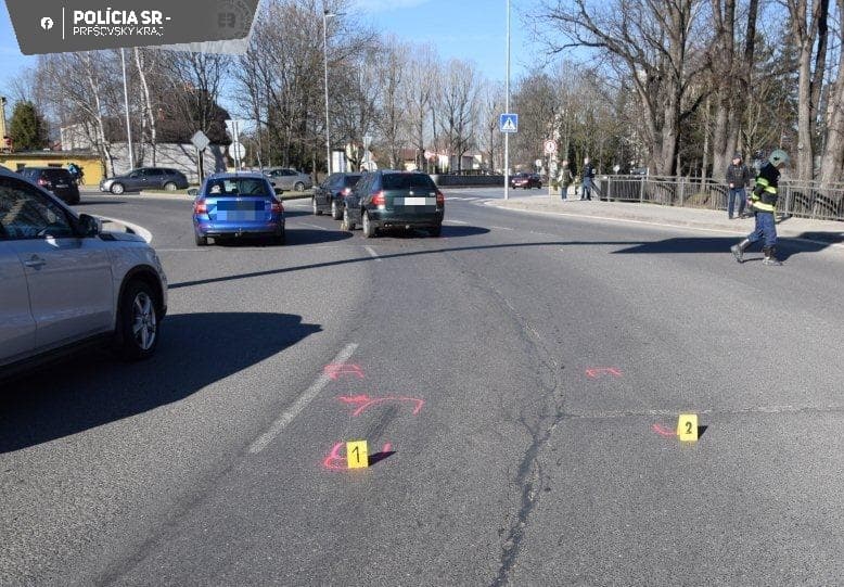 Na kruháči v Poprade sa zrazili autá. Polícia hľadá svedkov nehody