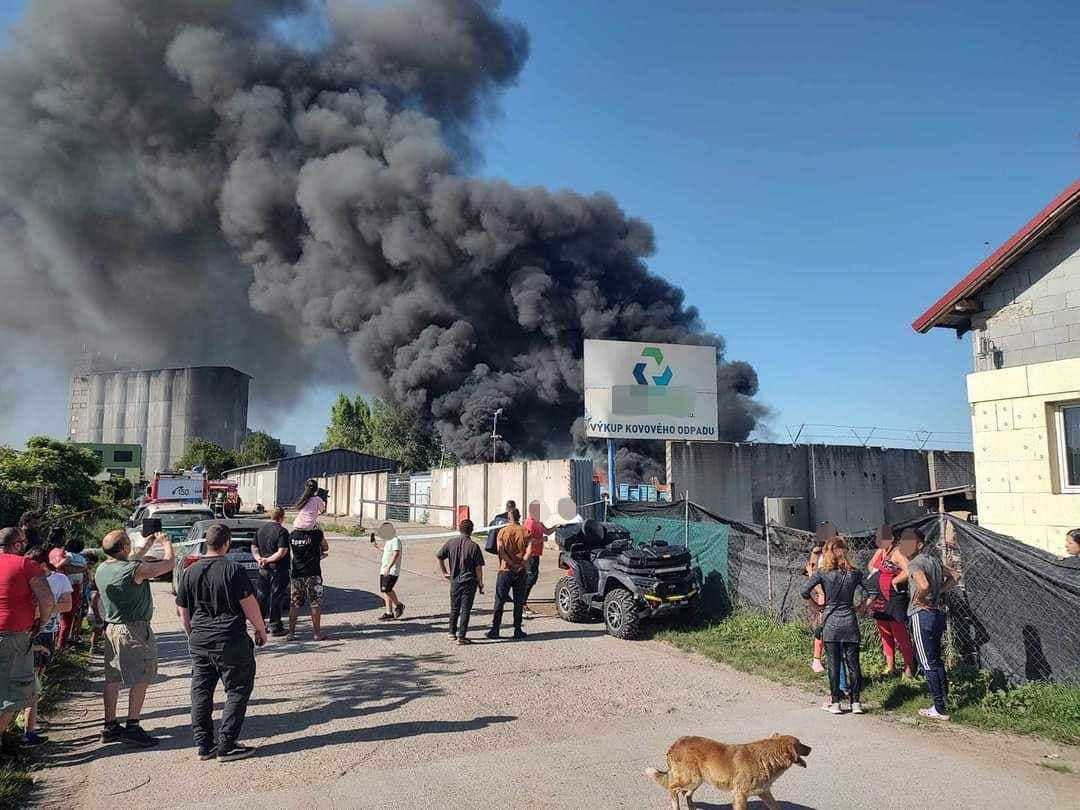 Obec Čaňa zahltil hustý čierny dym. Od trávy sa chytili chatrče aj firma (VIDEO)