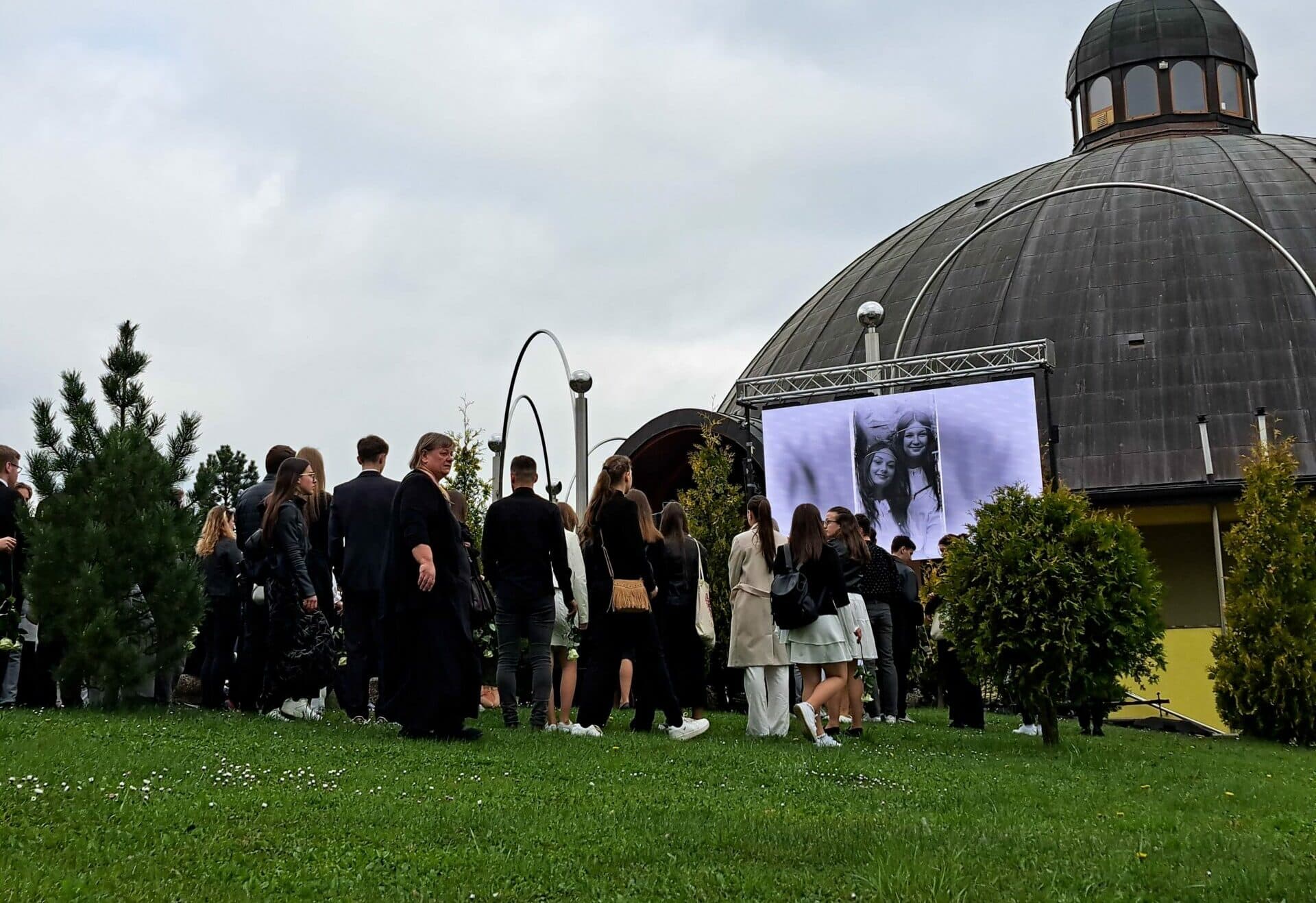 S nebohými dievčatami sa lúčili stovky ľudí. Zaznel aj odkaz od pápeža Františka (FOTO)