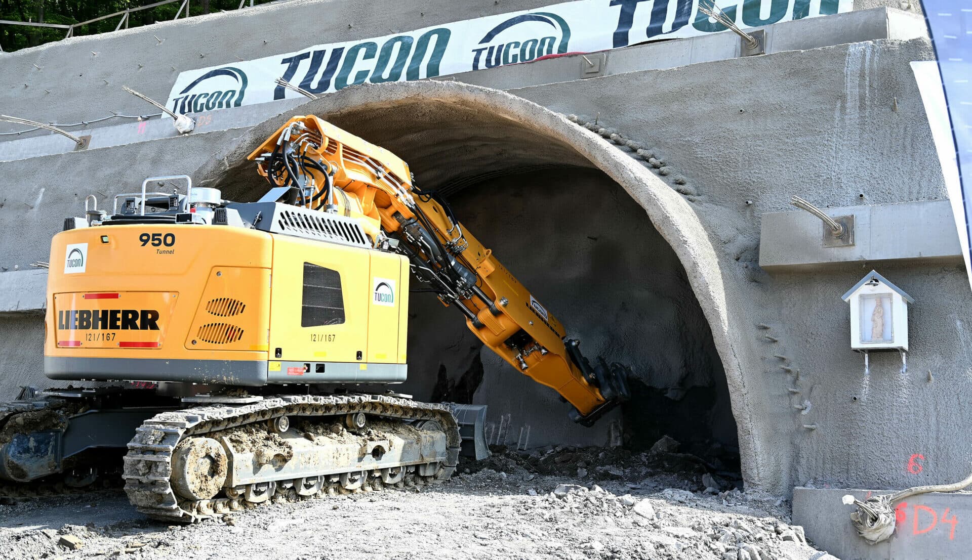 Na prešovskom obchvate začali raziť dvojkilometrový tunel Okruhliak (FOTO)