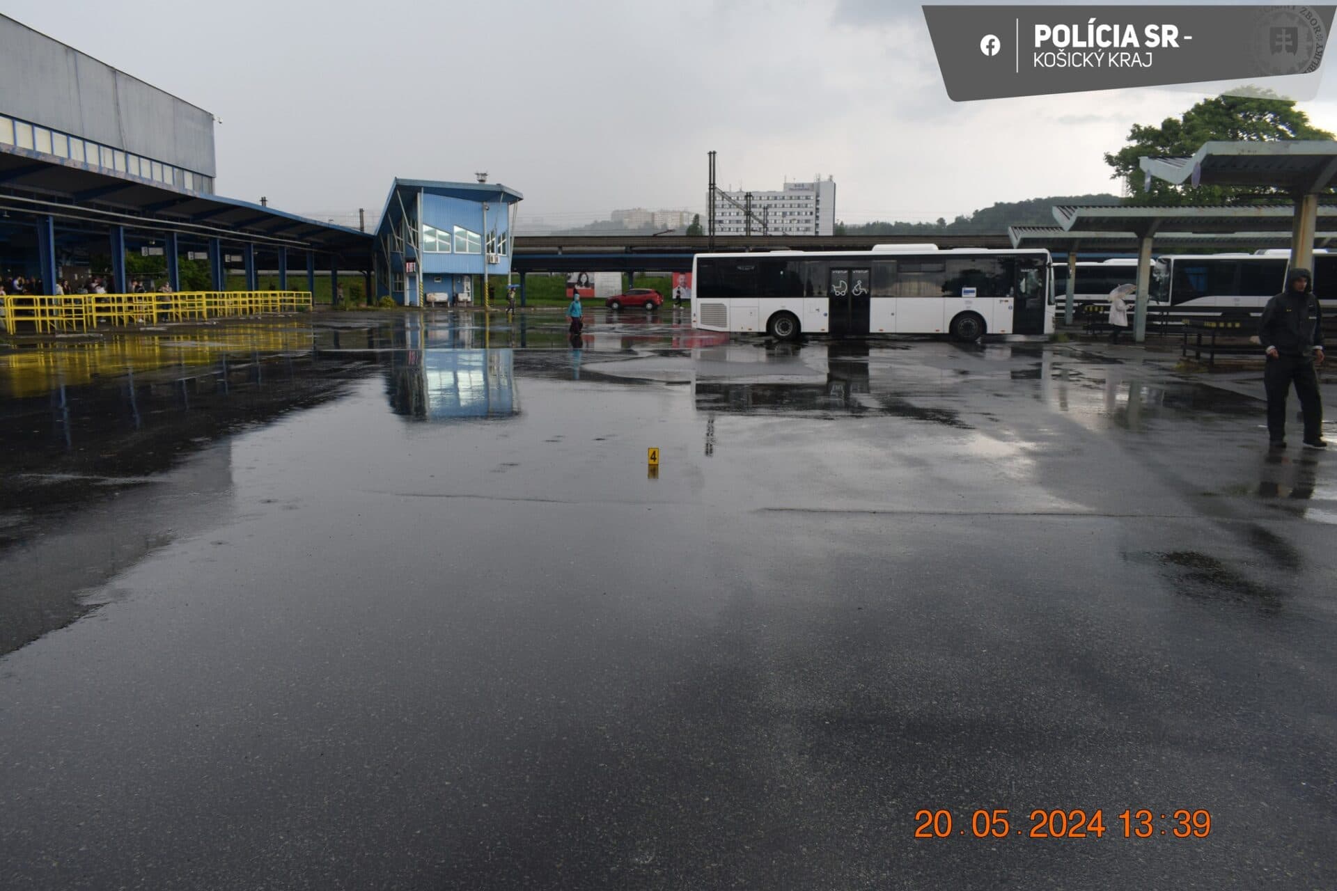 Pod kolesami autobusu za sebou vliekol chodkyňu, kričala, no vodič ju nepočul, skončila v nemocnici