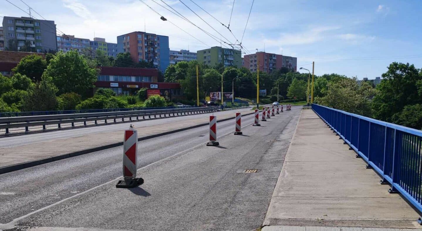 Časť mosta pri Pošte 22 zostáva uzavretá, zhotoviteľ odmieta zodpovednosť (FOTO)