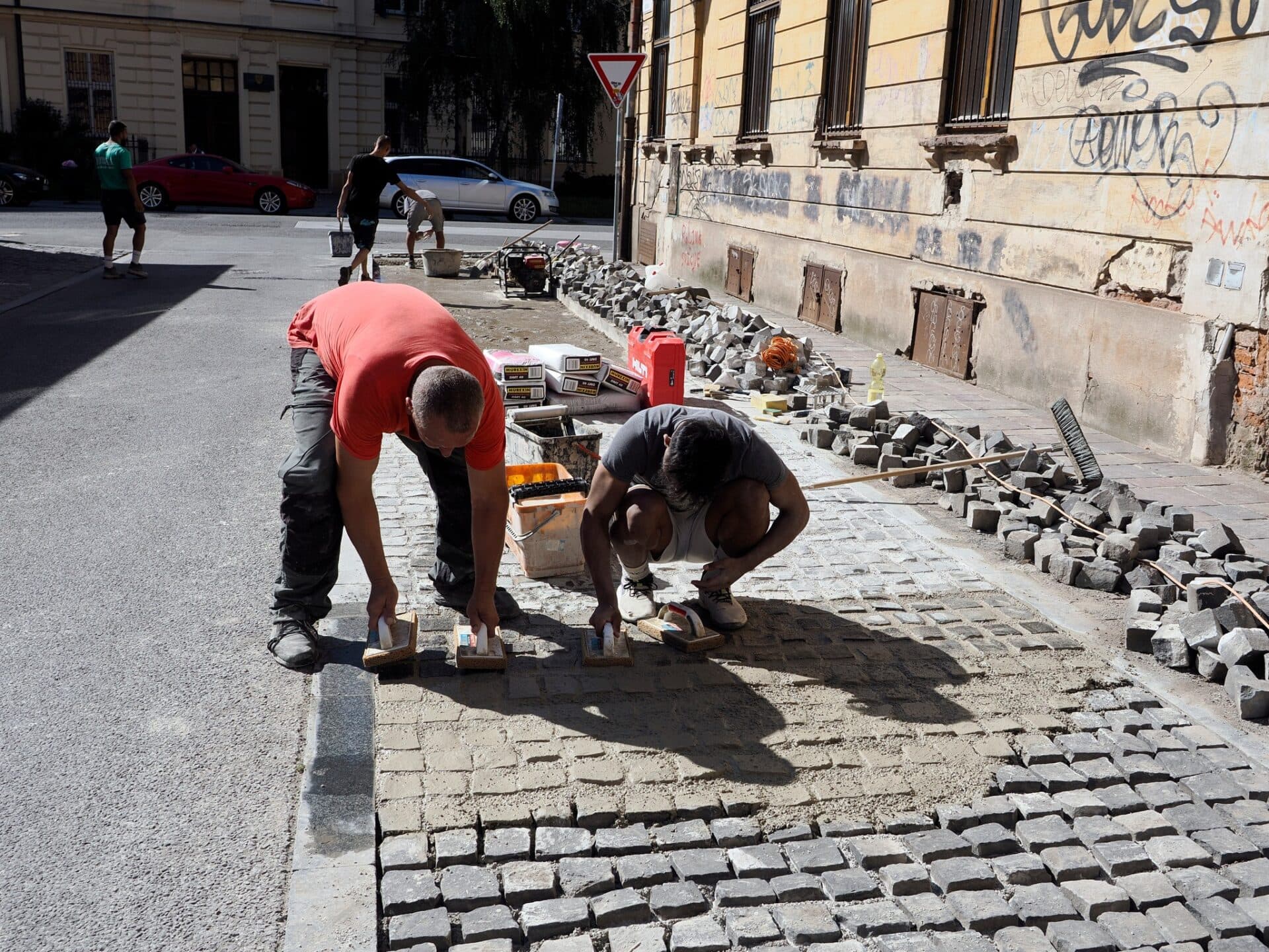Dlažbu v centre zničili autá i počasie. Mesto do opráv nalialo milióny eur, bude to stačiť?