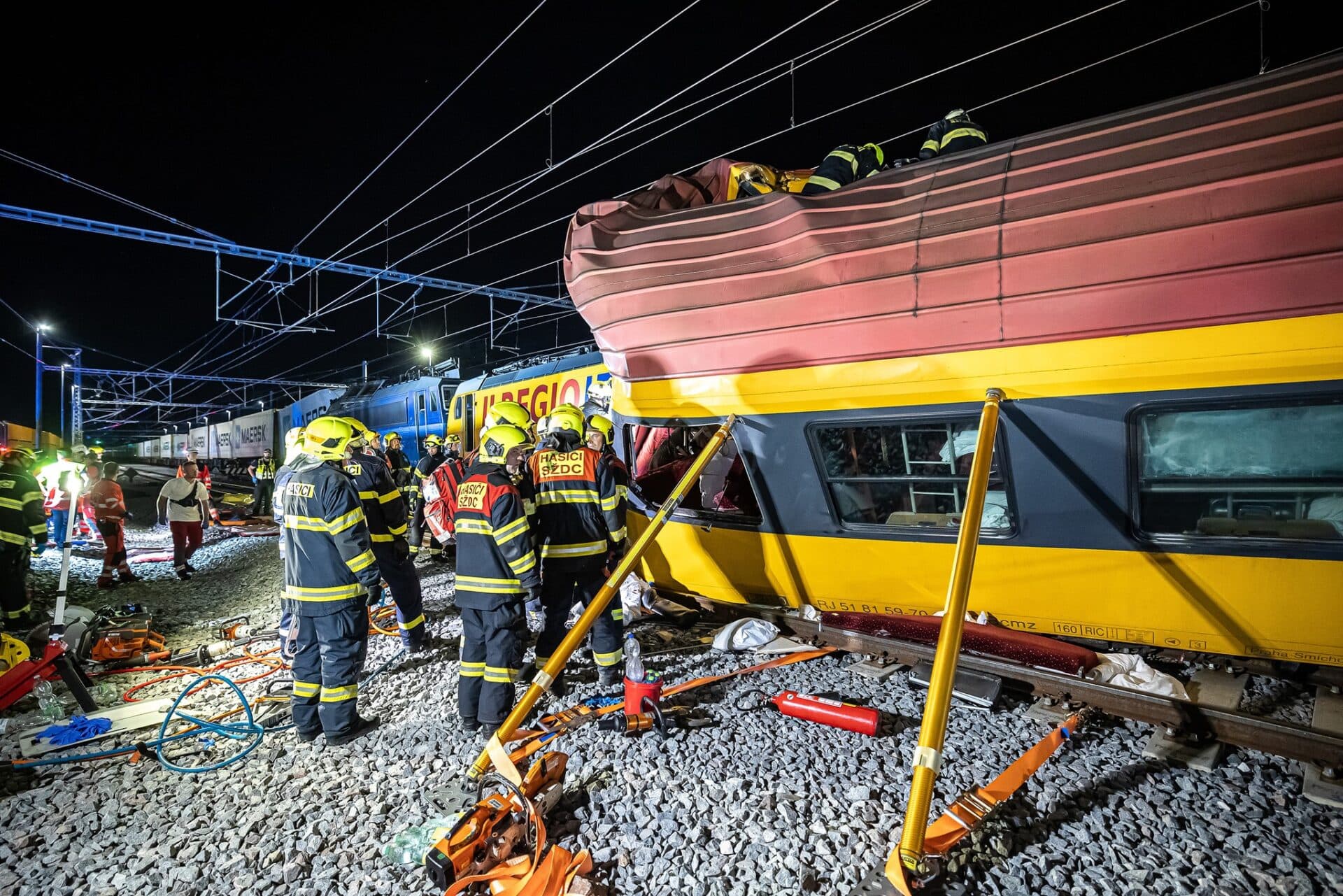 TRAGÉDIA v Pardubiciach: Rýchlik, ktorý smeroval do Košíc, sa zrazil s nákladným vlakom. ŠTYRIA MŔTVI a desiatky zranených