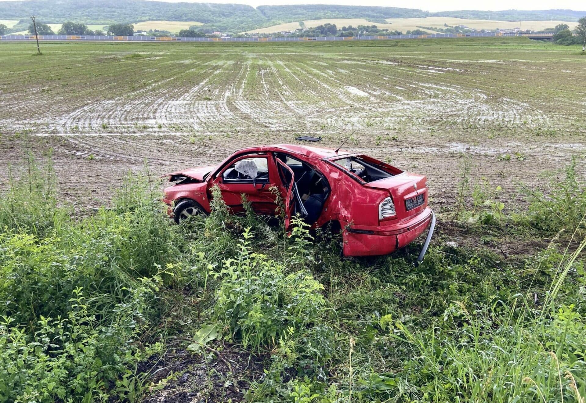 S autom dostala šmyk a narazila do stromu, mladá žena utrpela vážne zranenia