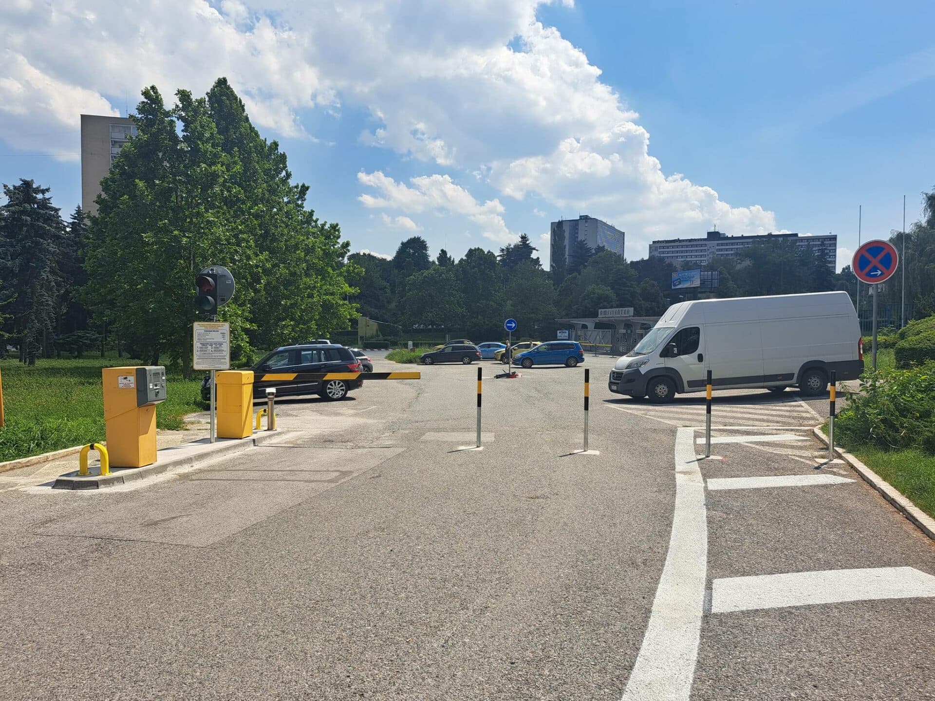 Parkovisko pri Amfiteátri rozšírili, zaparkuje to vyše 140 áut (FOTO)