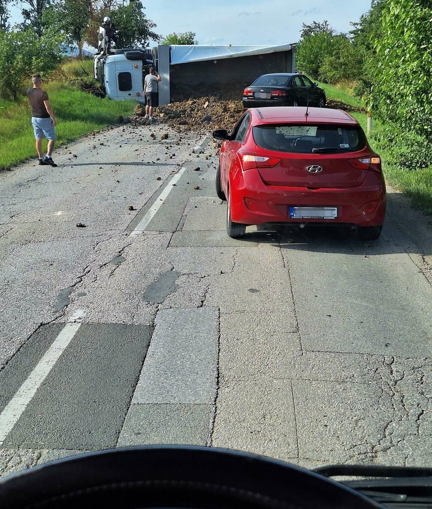 Medzi Valalikmi a Barcou sa prevrátil nákladiak. Cesta bola neprejazdná niekoľko hodín