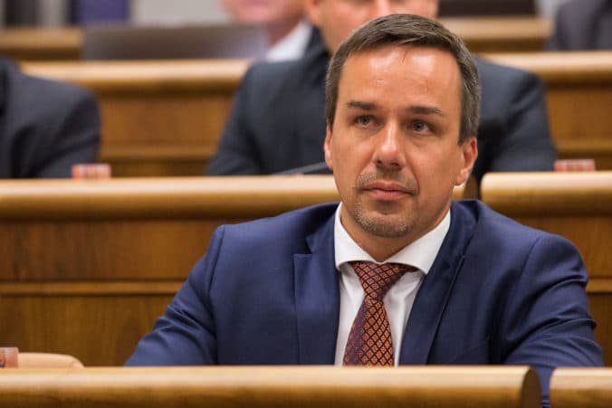 Minister Tomáš si STOJÍ za svojím názorom o odobraní dávok aj napriek KRITIKE ODBOROV