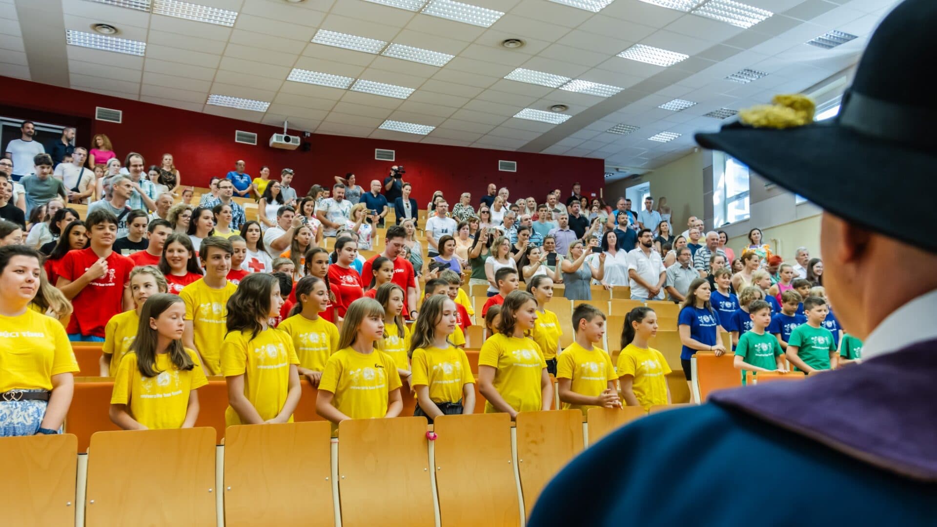 Keď sa malí hrajú na veľkých. Slávnostná promócia uzavrela Univerzitu bez hraníc (FOTO)
