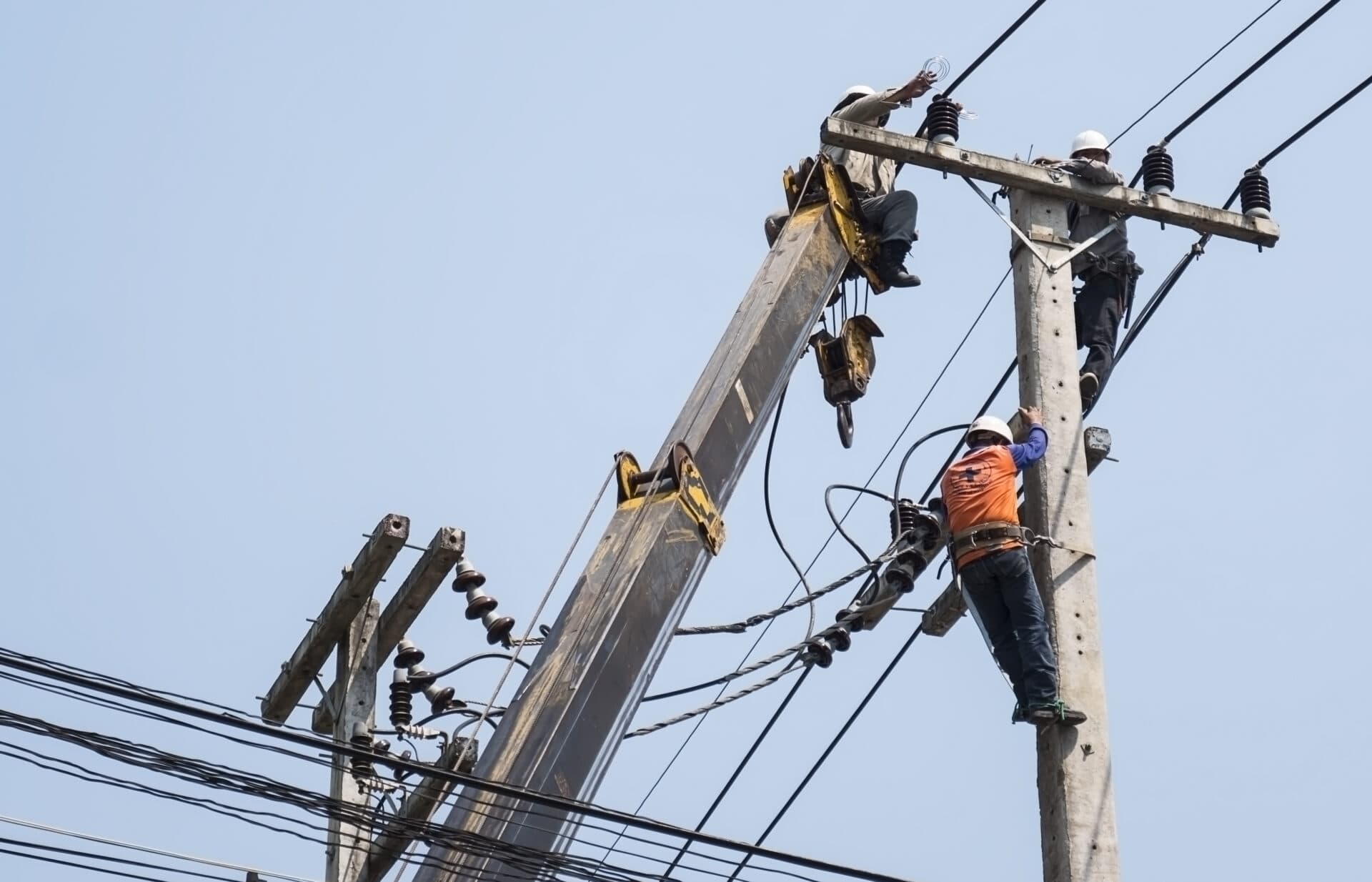 Výpadky elektriny po búrkach zasiahli vyše 28-tisíc domácností na východe Slovenska