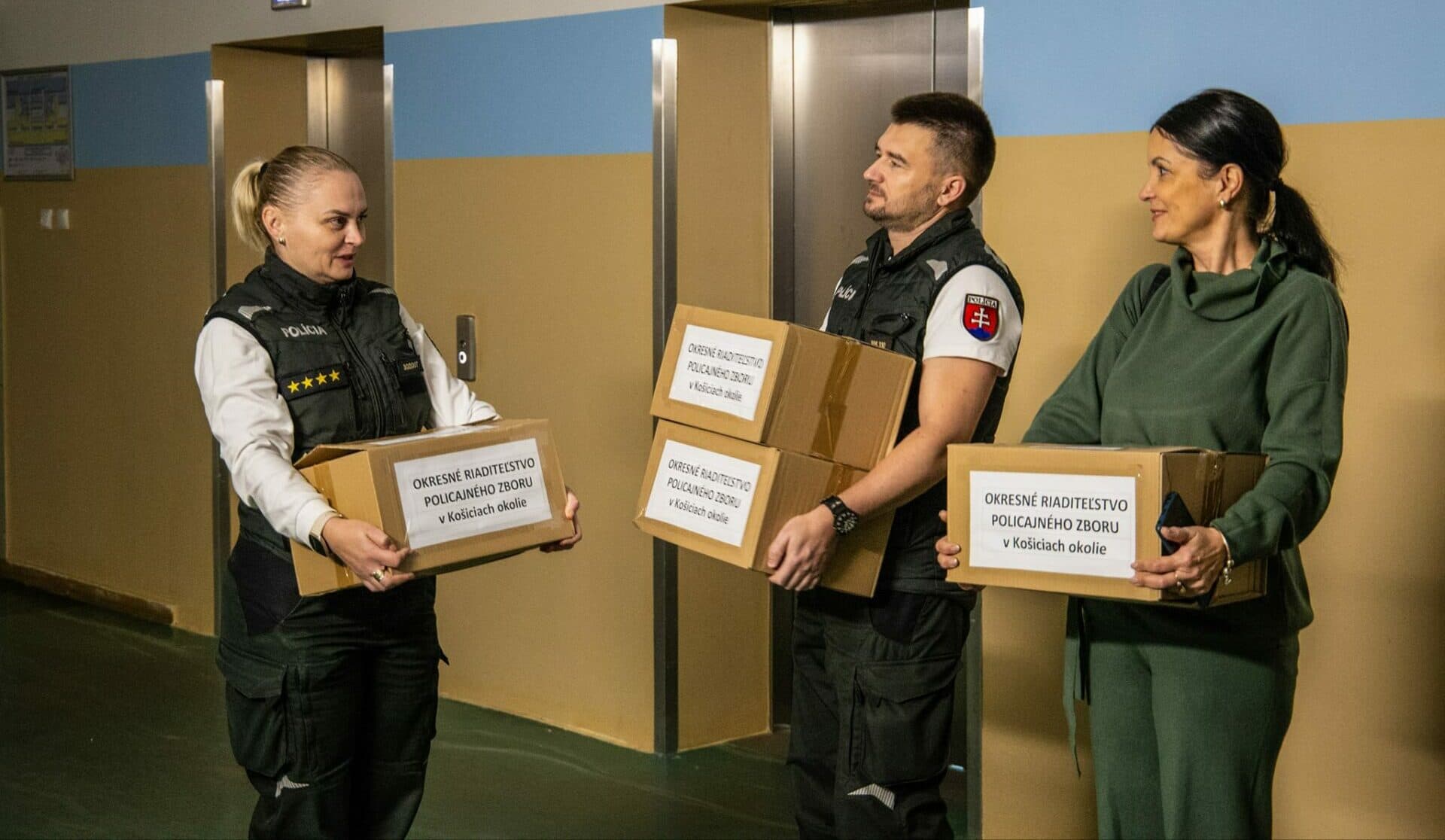 Policajti rozdávali darčeky malým pacientom v nemocnici (FOTO)