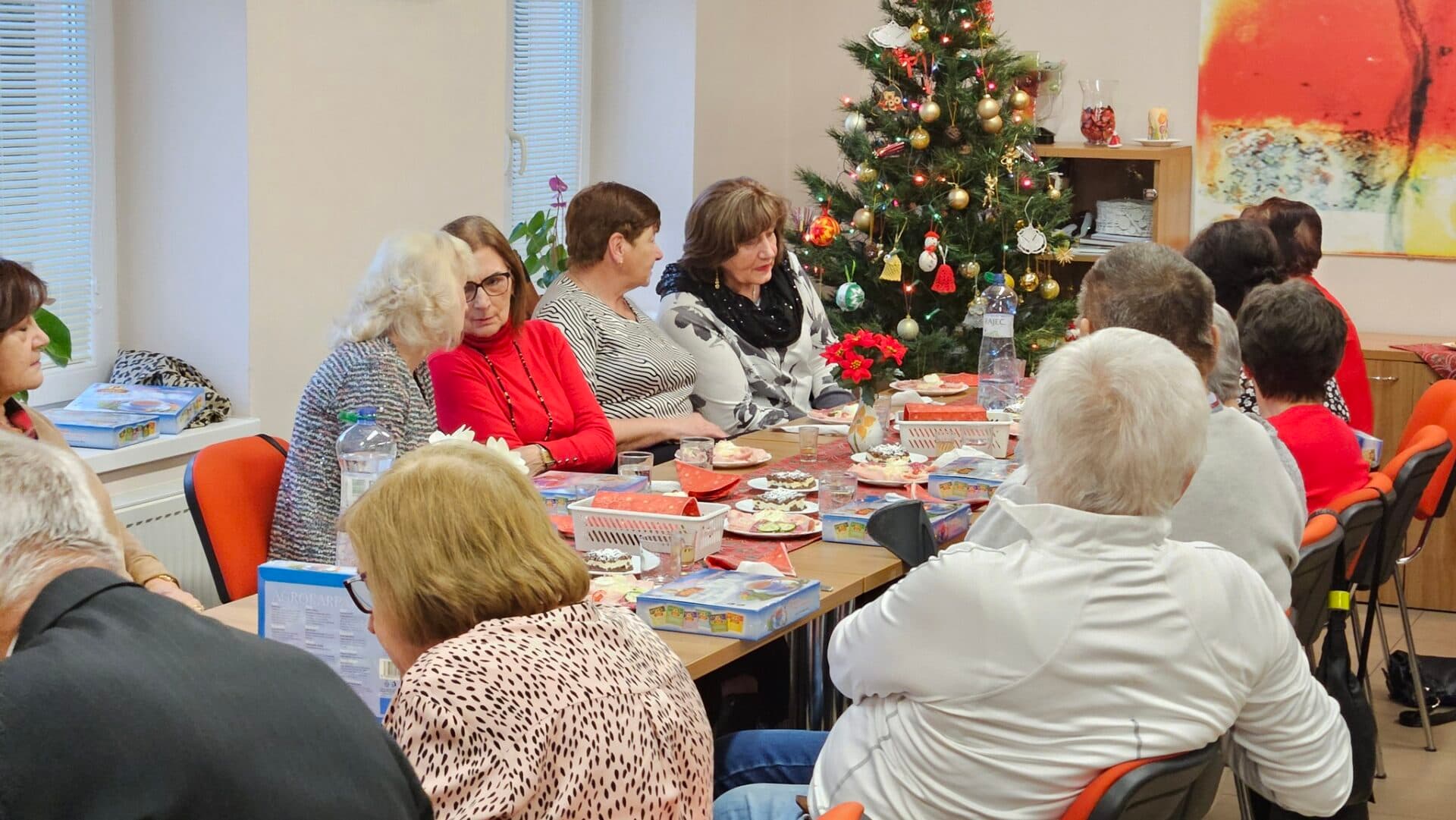 Seniori z MČ Myslava oslávili svoje jubileá spevom a tancom (FOTO)