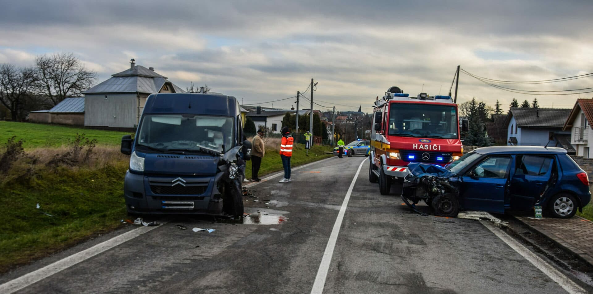 Vážna nehoda na ceste do Rozhanoviec, vodička skončila v nemocnici