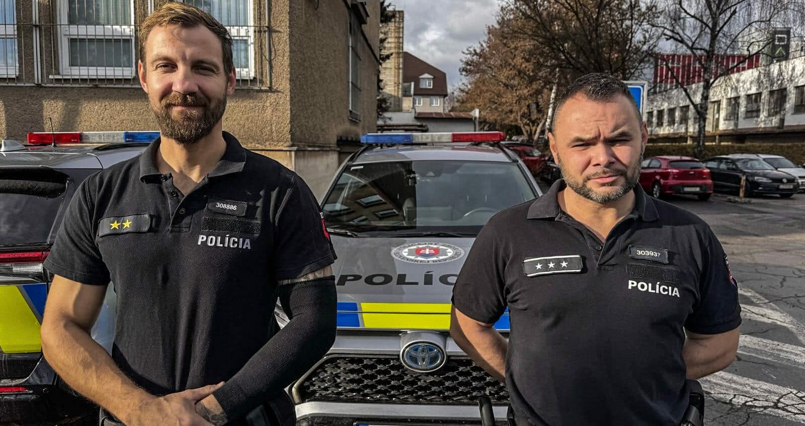 Muž s ukradnutou kabelkou vbehol priamo do náručia policajtom
