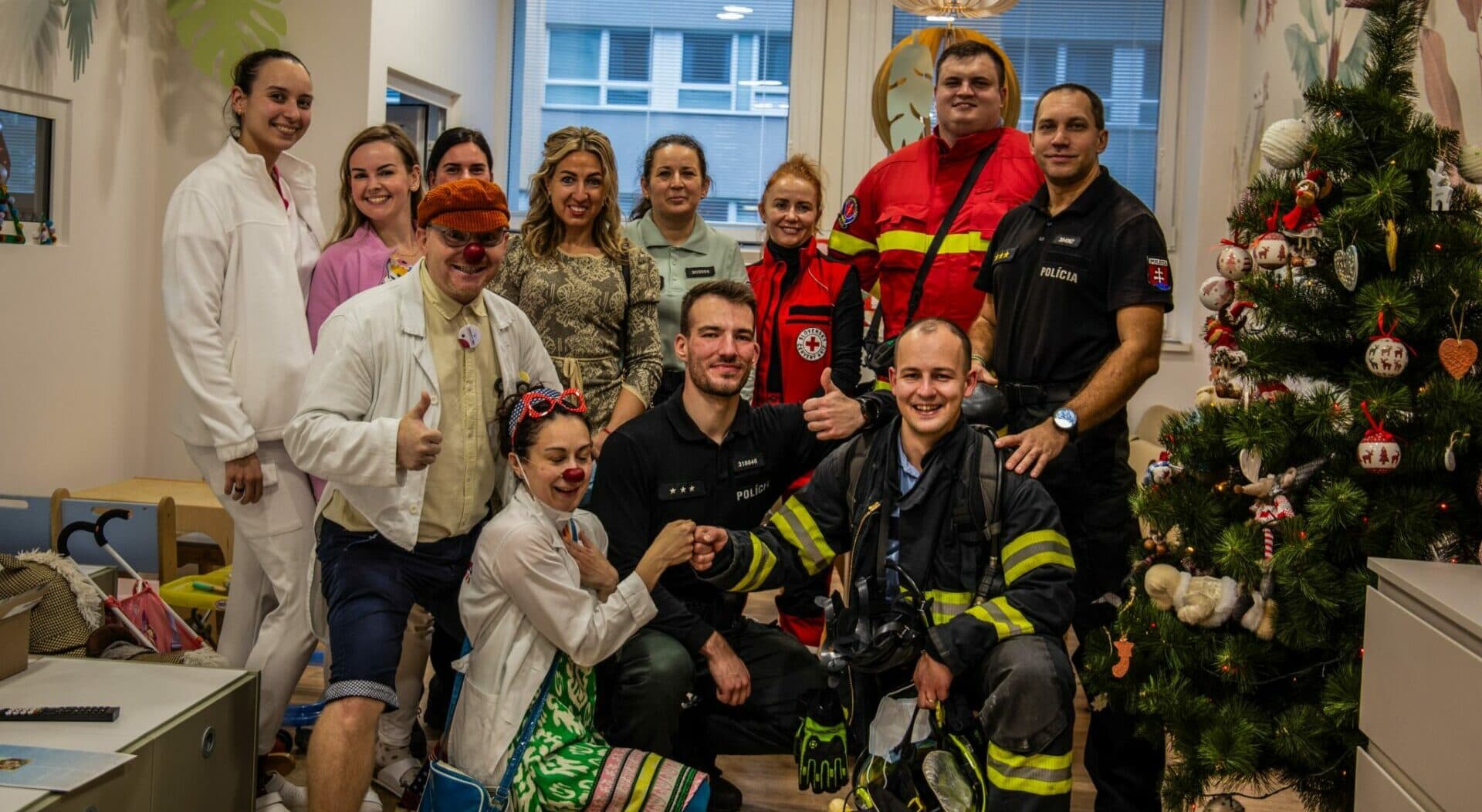 Hrdinovia v uniformách navštívili malých pacientov v Košiciach (FOTO)