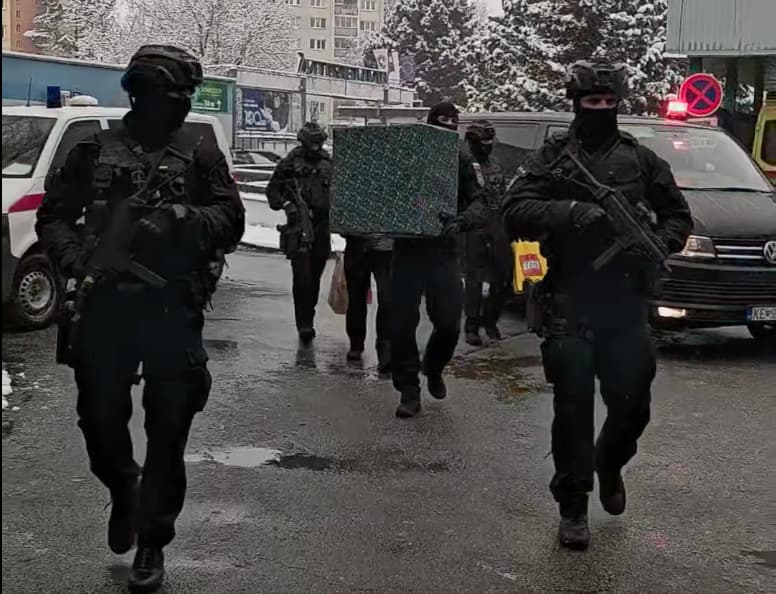 Ježiško mal najlepšiu eskortu! Kukláči priniesli radosť na detskú onkológiu (VIDEO)