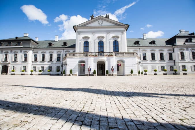 MUŽ SA CHCEL UPÁLIŤ pred prezidentským palácom