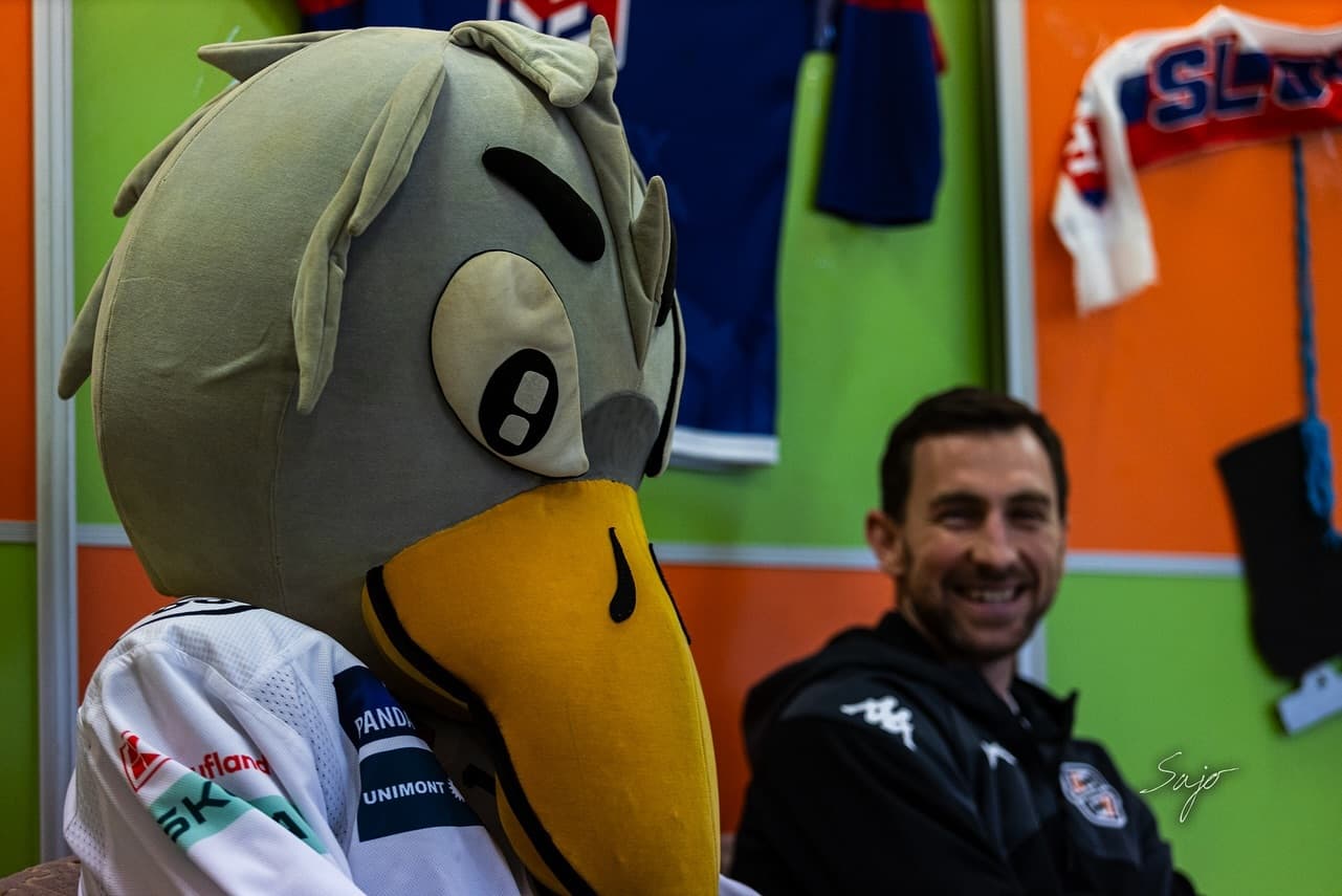 Hokejista Radek Deyl s maskotom Vranka navštívili škôlkárov v Košiciach (FOTO)