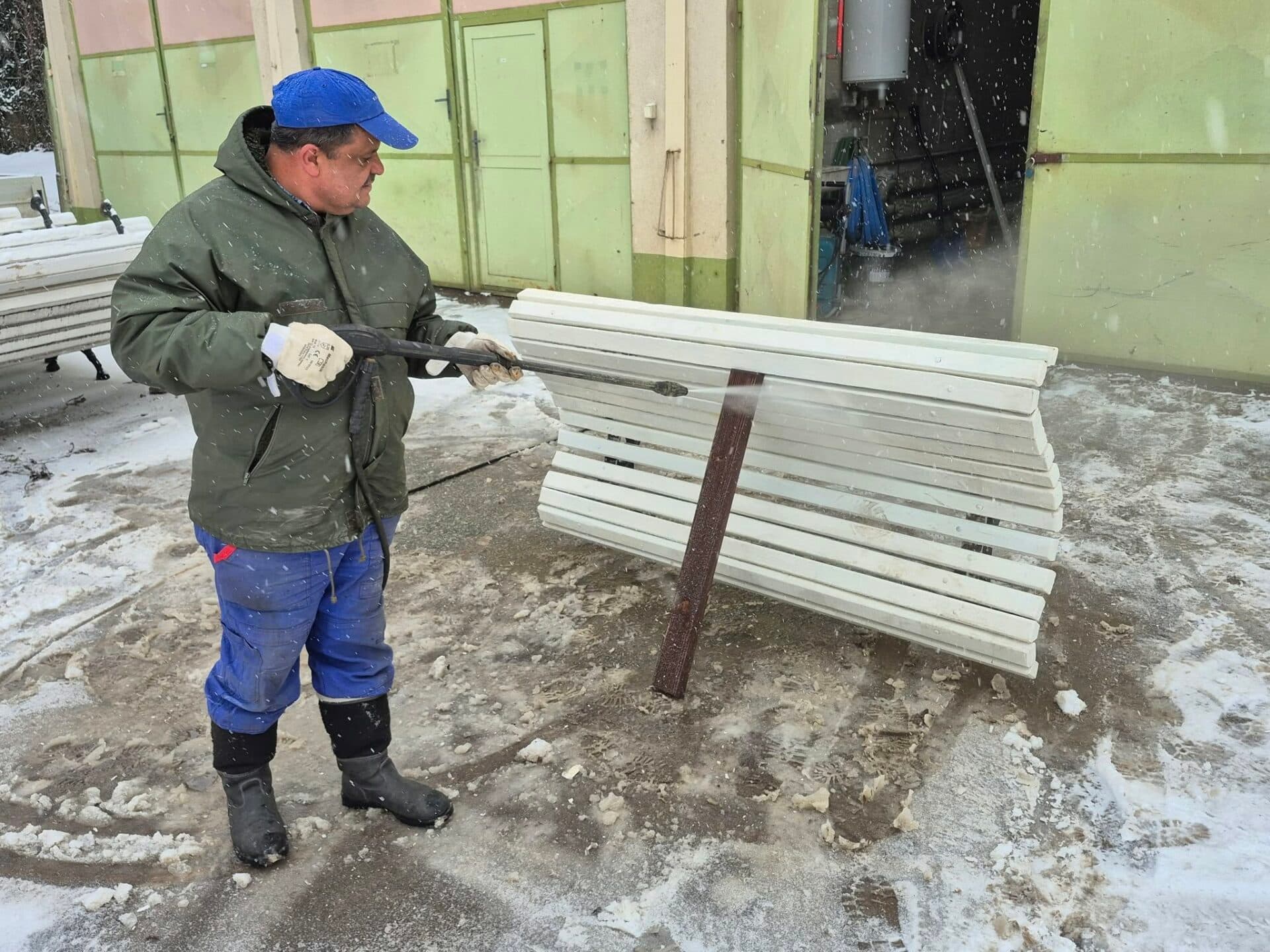 Lavičky na Hlavnej ulici v Košiciach prechádzajú renováciou