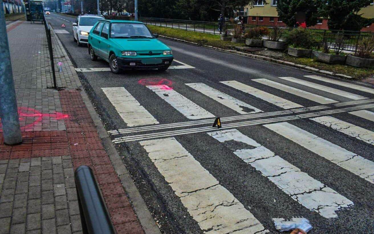 Chcel vstúpiť na červenú, zrazilo ho auto