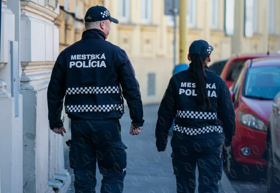 Mestskí policajti zachránili zranenú seniorku pred podchladením