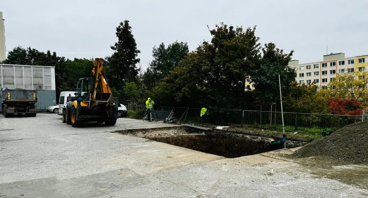 V mestskej časti Dargovských hrdinov pokračuje výstavba polopodzemných kontajnerov