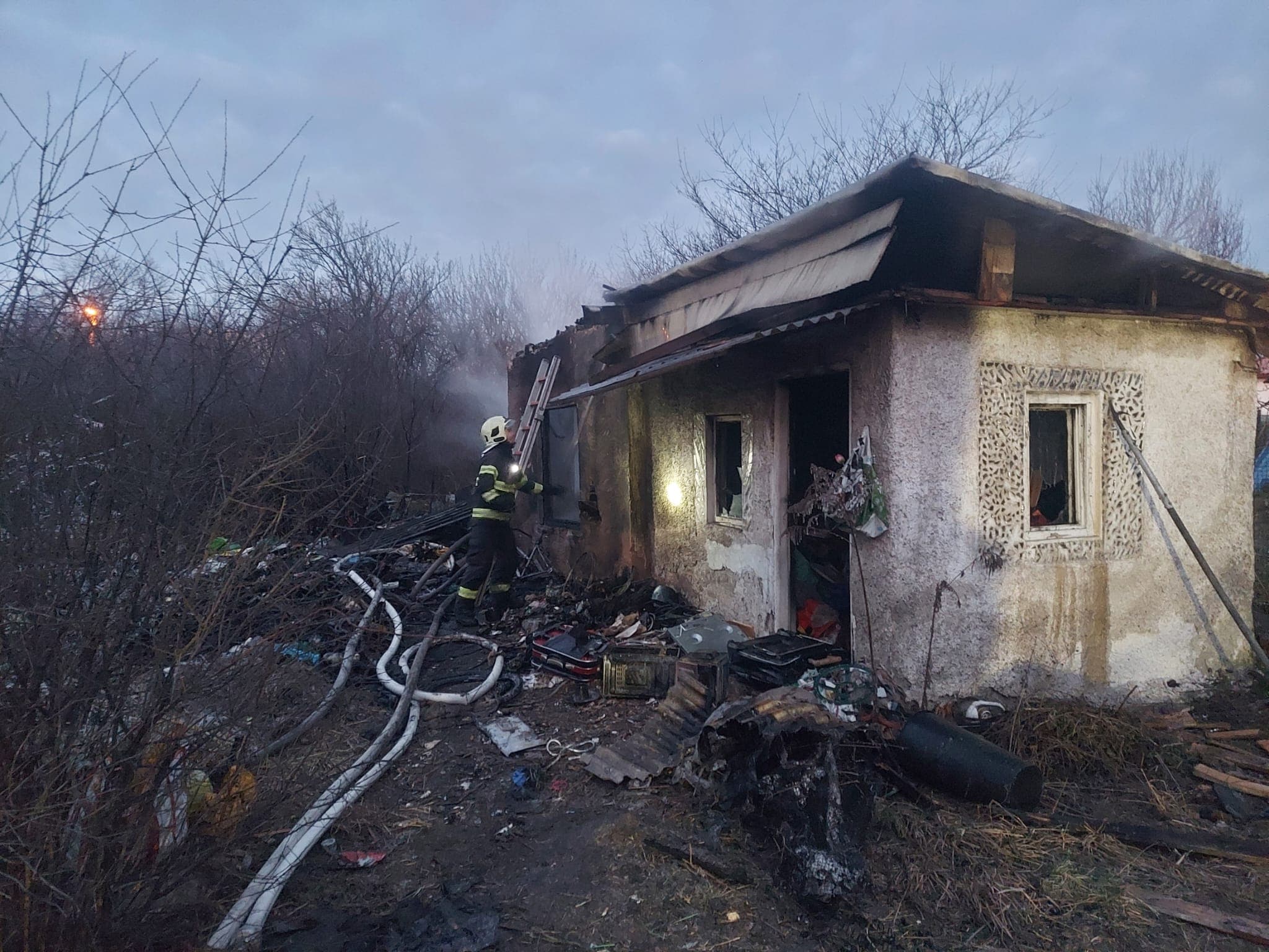 Hasiči v poslednej chvíli zachránili osobu z horiaceho domu