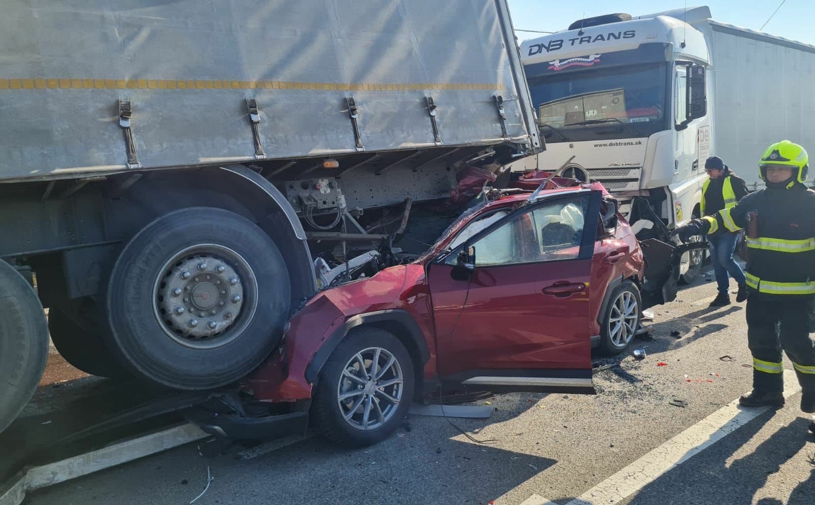 MATKA S DIEŤAŤOM ostala po zrážke medzi kamiónmi! (FOTO)