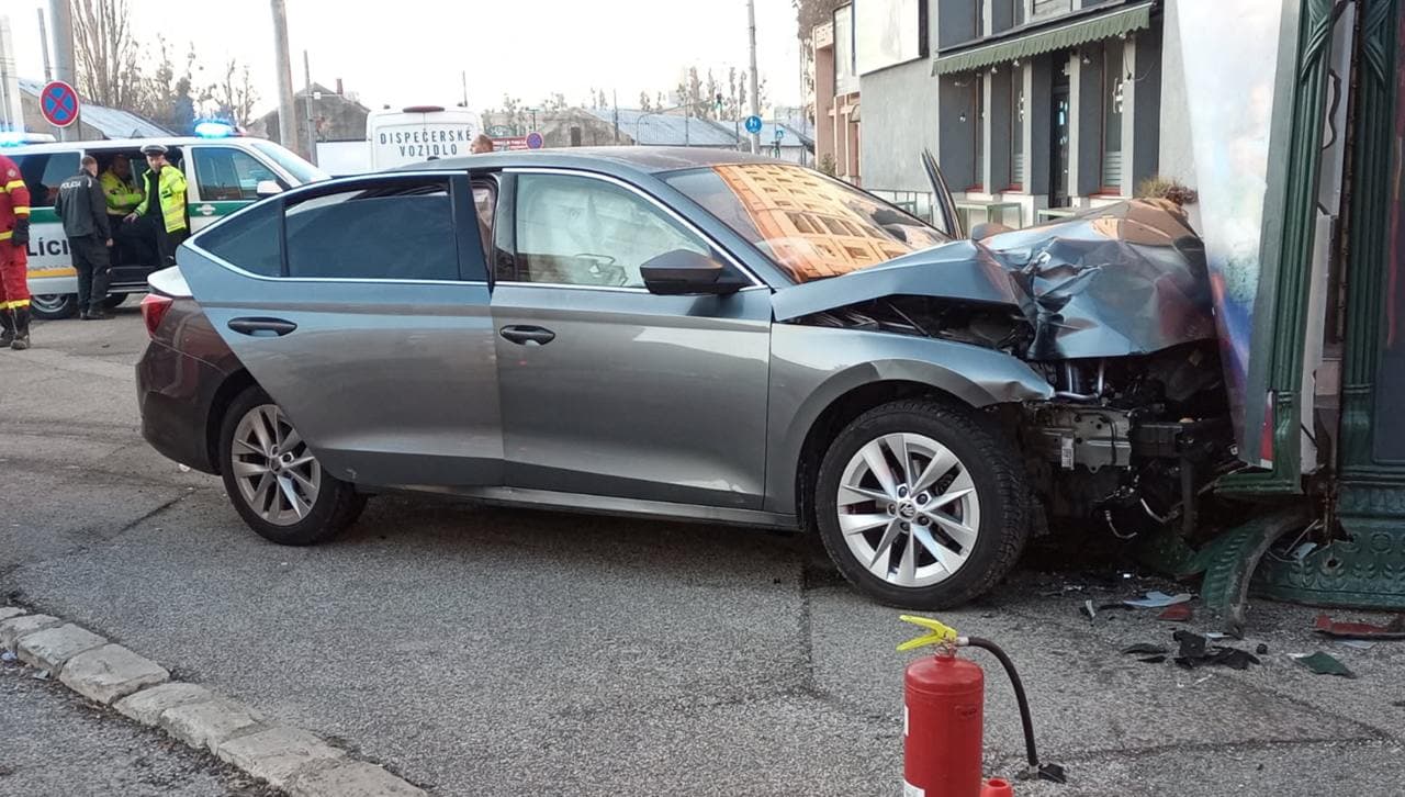Hasiči a záchranári zasahovali pri nehode na Hviezdoslavovej ulici (FOTO)