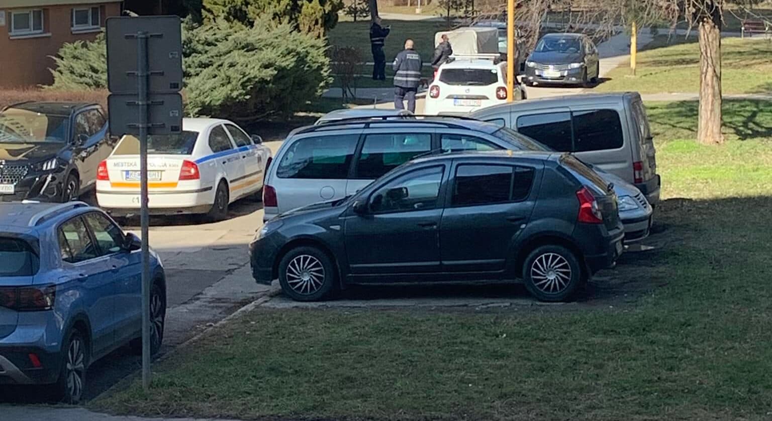 Parkovanie na sídlisku Nad jazerom komplikuje nedostatok miesta