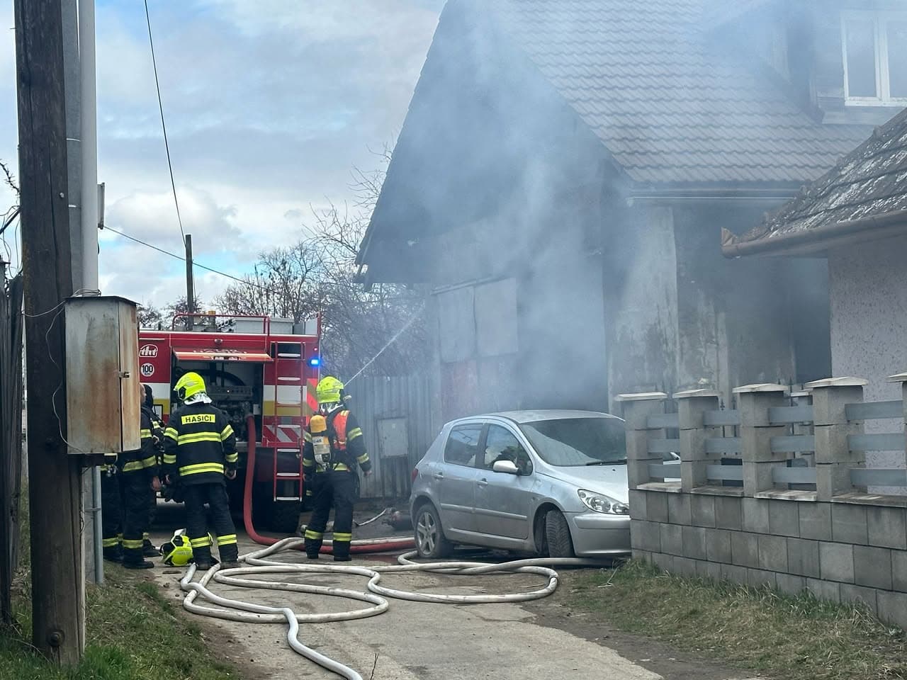 Hasiči zasahujú pri požiari rodinného domu vo Veľkej Ide