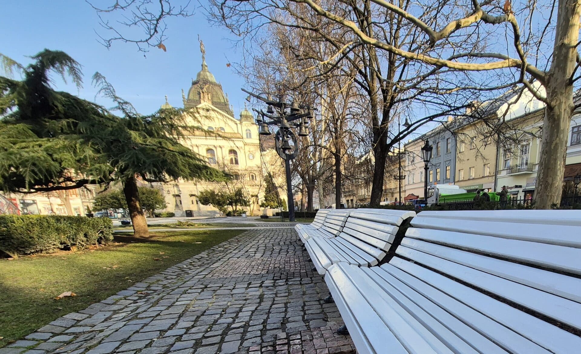 Lavičky sa vracajú na Hlavnú ulicu!