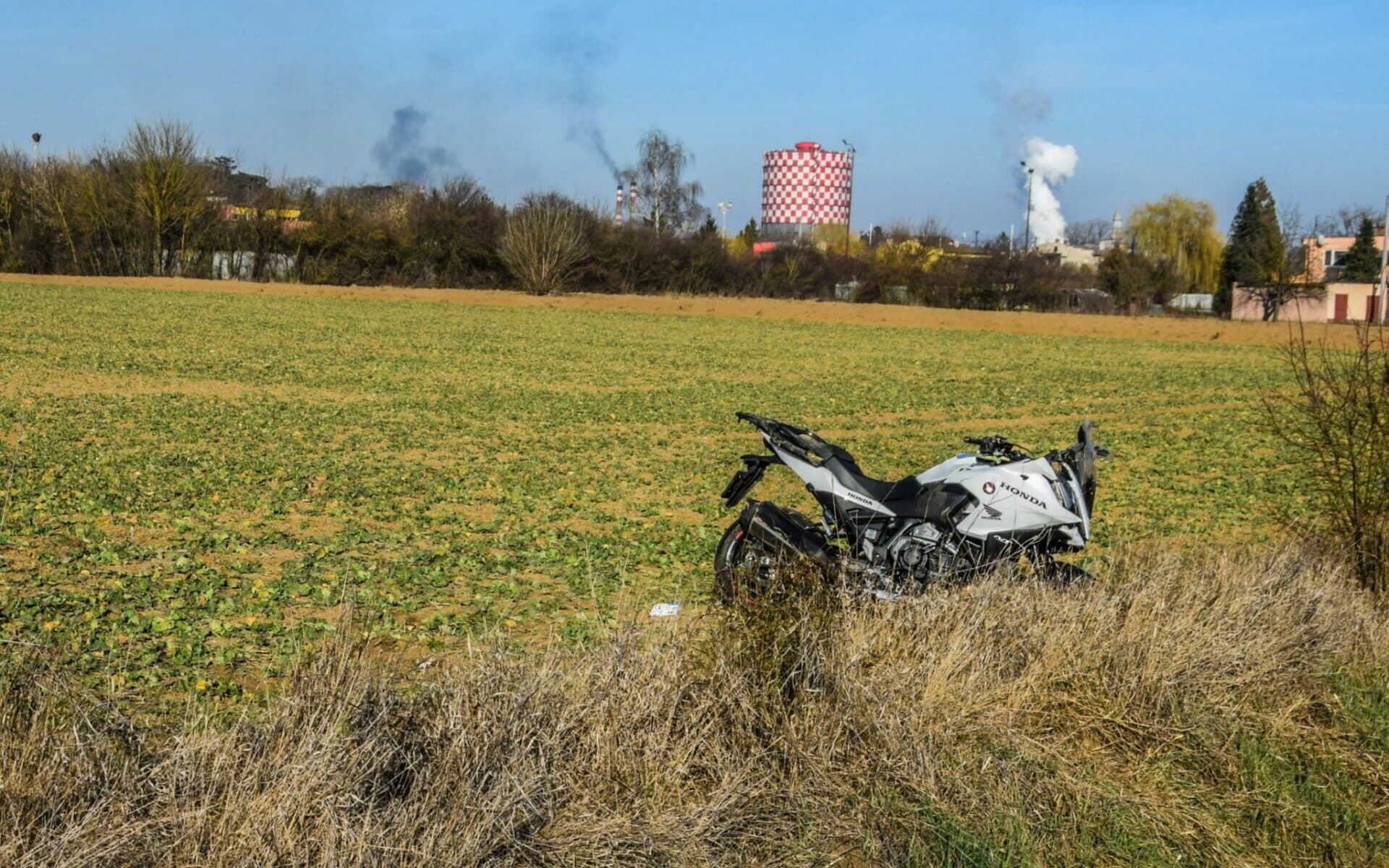 Motorkár nezvládol zákrutu pri Veľkej Ide a havaroval