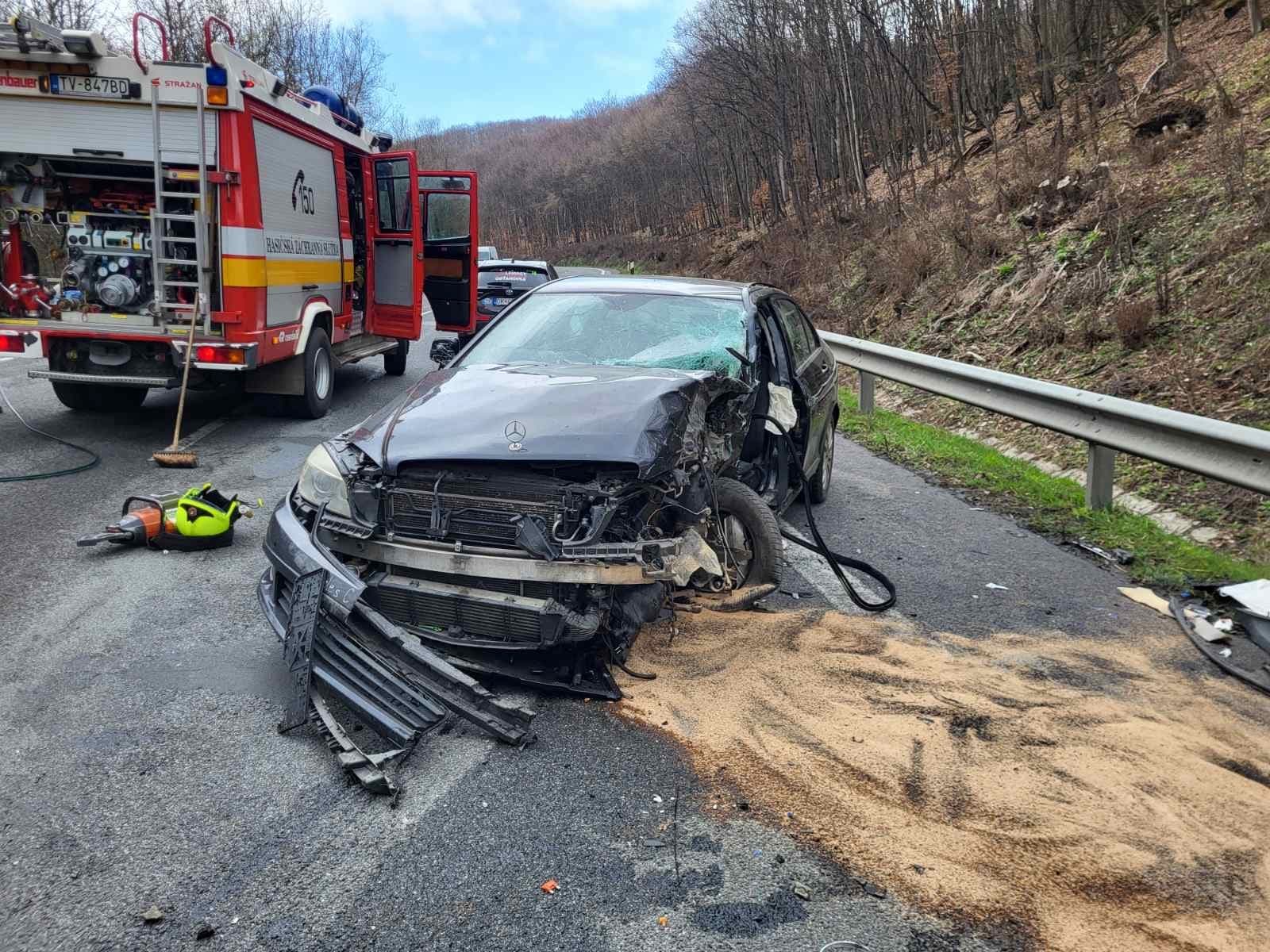 Hasiči zasahovali pri nehode na Dargove, zraneným pomáhali aj leteckí záchranári (FOTO)
