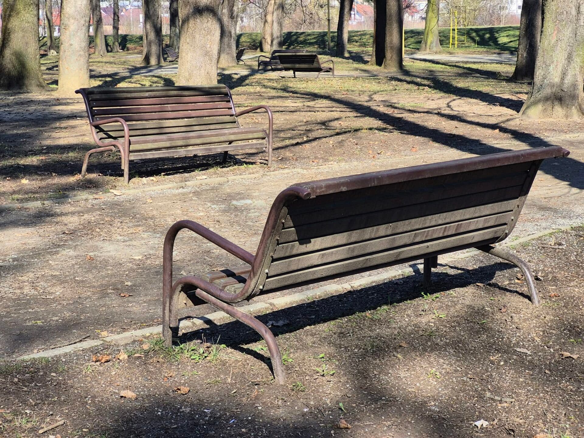 Lavičky v Parku Anička sú po obnove pripravené na jarnú sezónu (FOTO)
