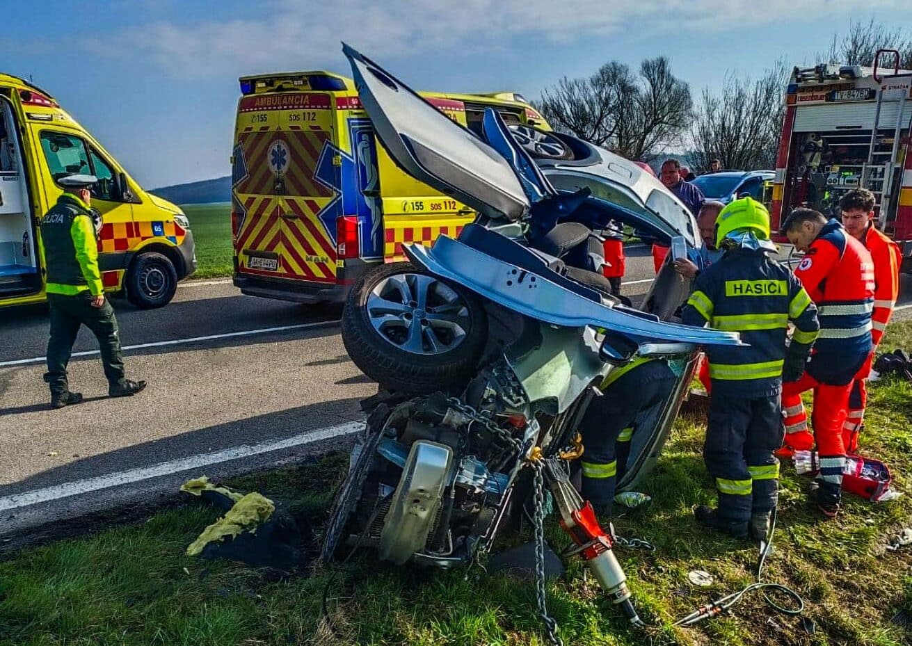 Tragická čelná zrážka pri Novosade si vyžiadala jeden ľudský život (FOTO)