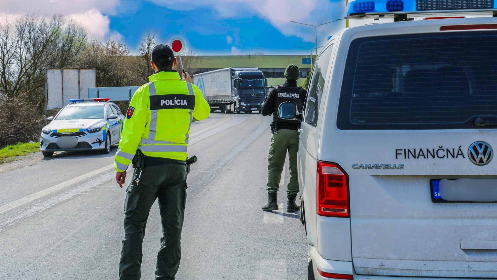 Polícia kontroluje vozidlá na všetkých hraničných priechodoch v Košickom kraji