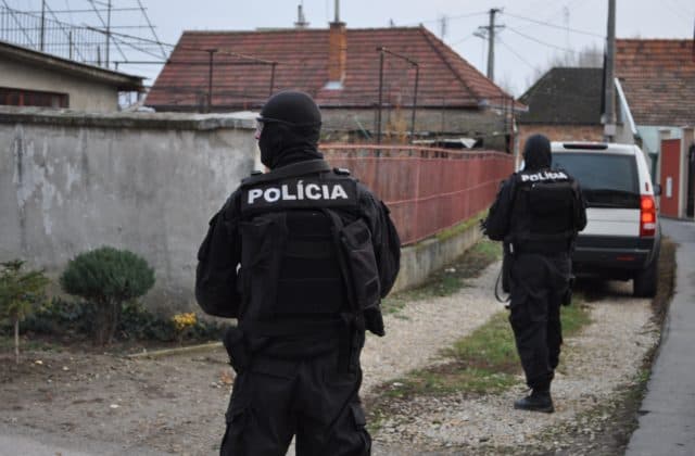 Nôž, mačeta a tyč: Výtržnosti v osade v obci Drienovec