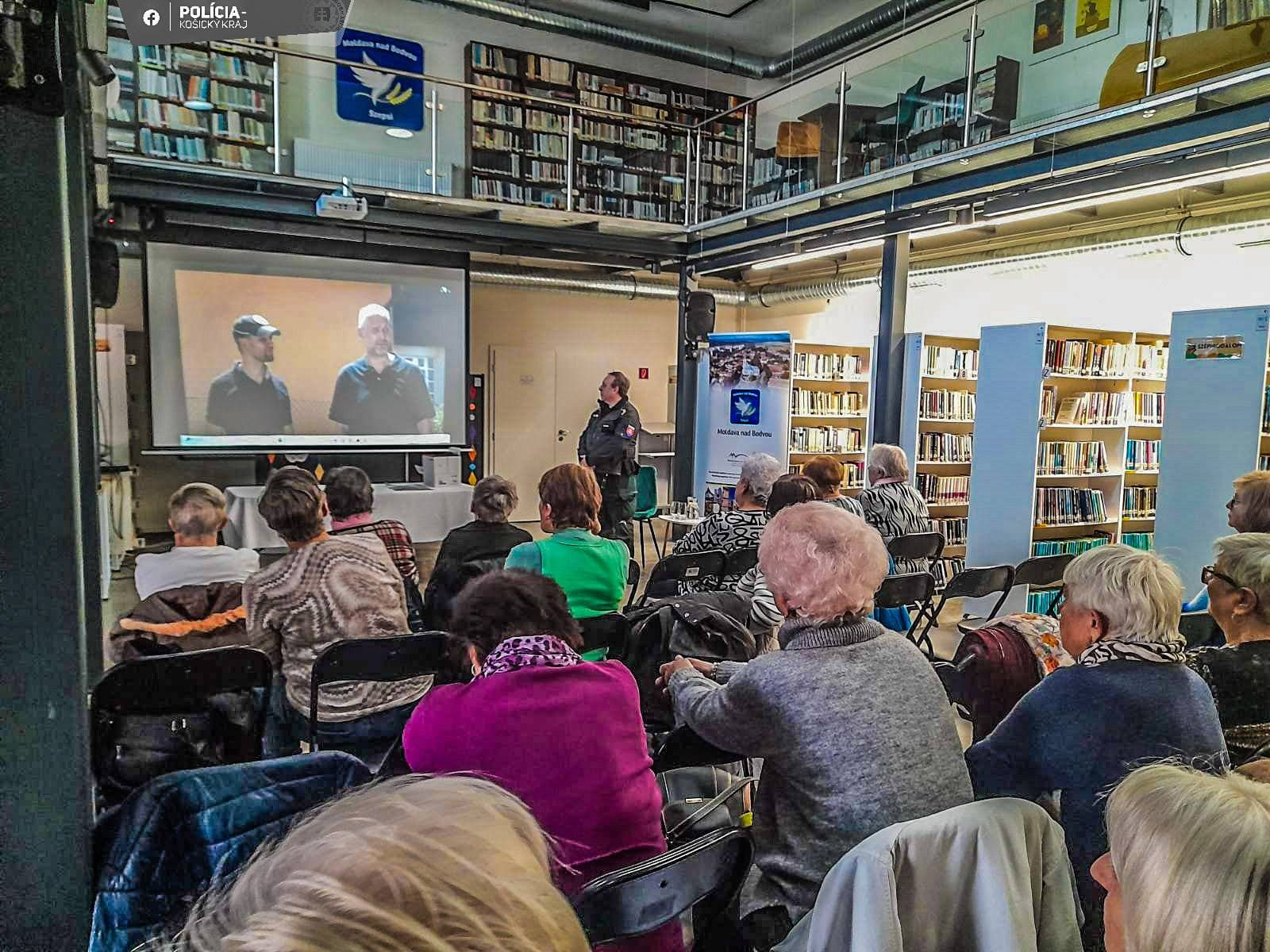 Polícia školila seniorov v Moldave o podvodoch aj drogách