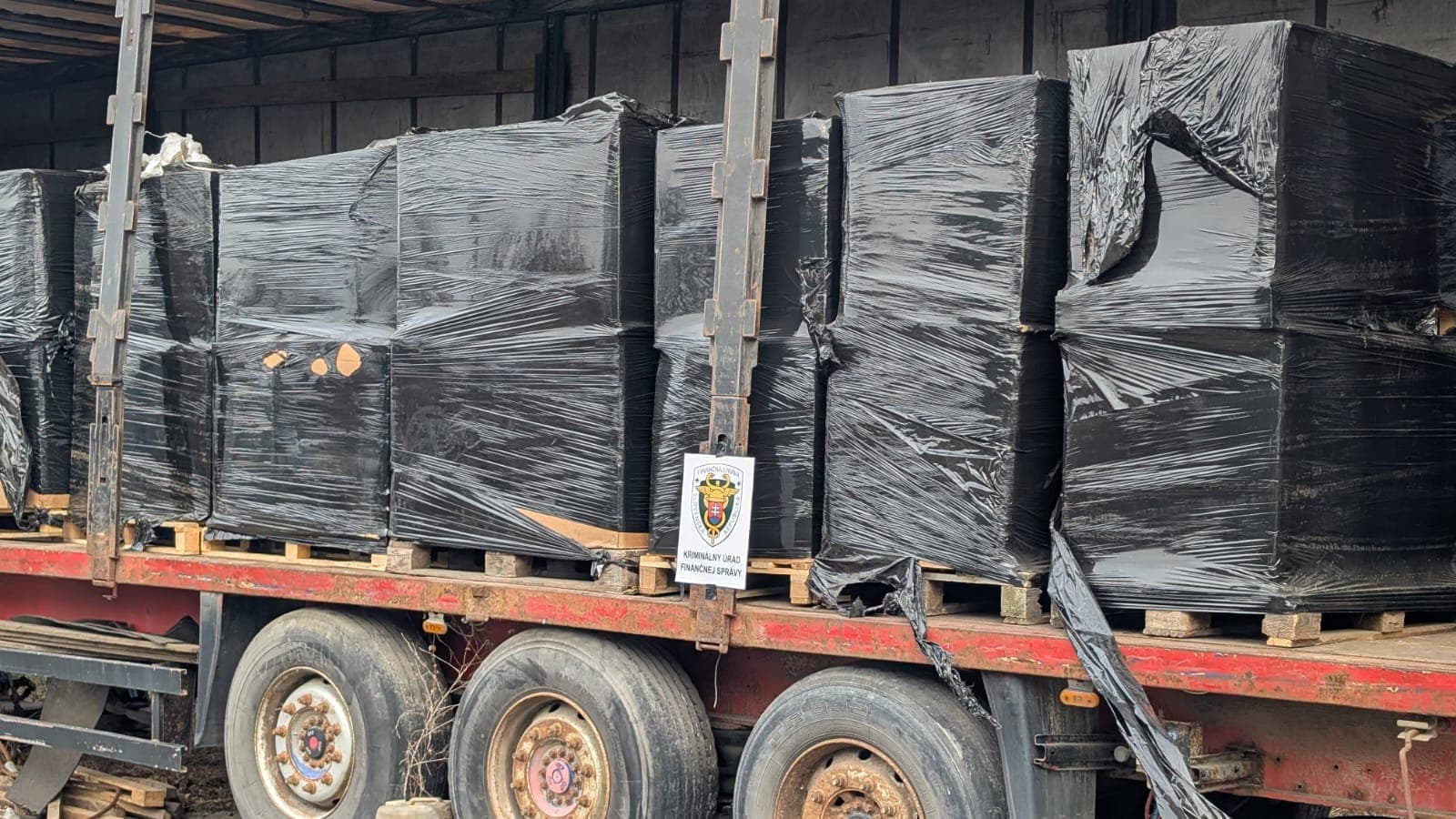 Colníci v Košickom kraji zadržali viac ako 1,25 milióna nelegálnych cigariet (FOTO)