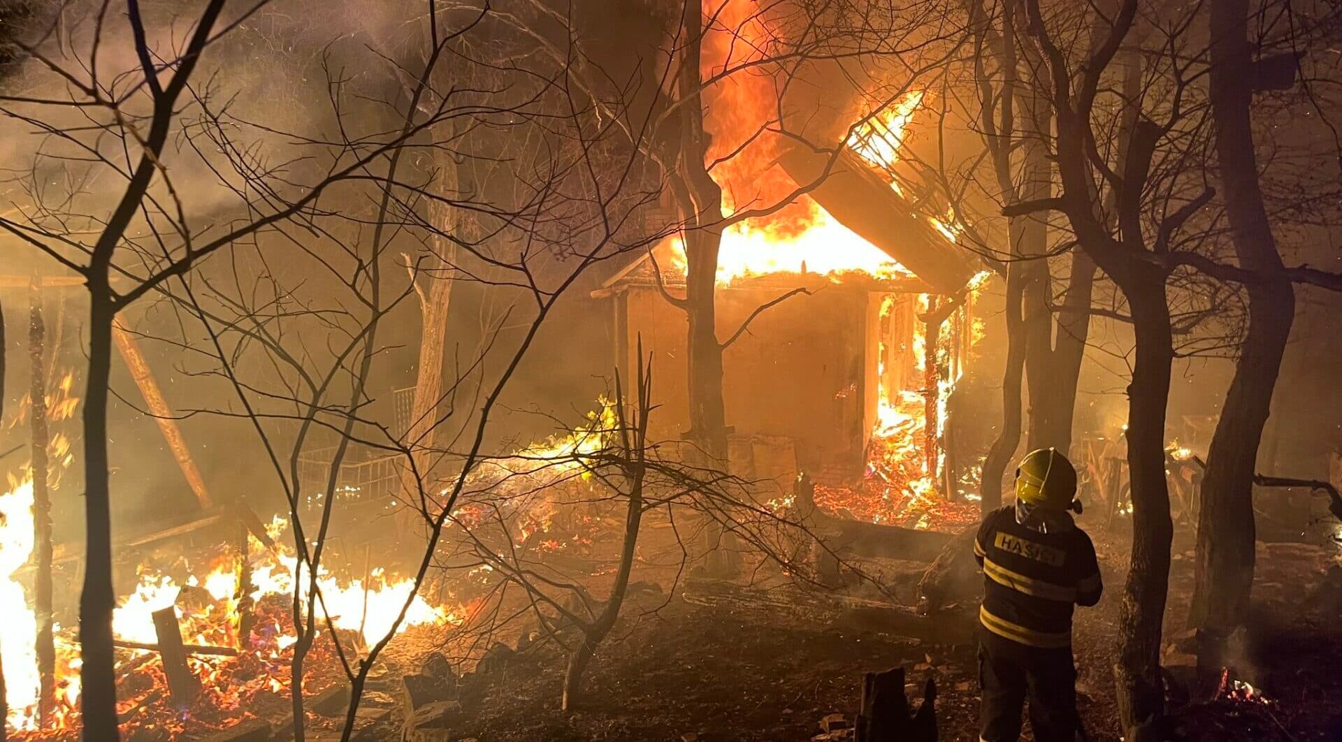 Trebišovskí hasiči zasahovali pri veľkom požiari v chatovej oblasti (FOTO)