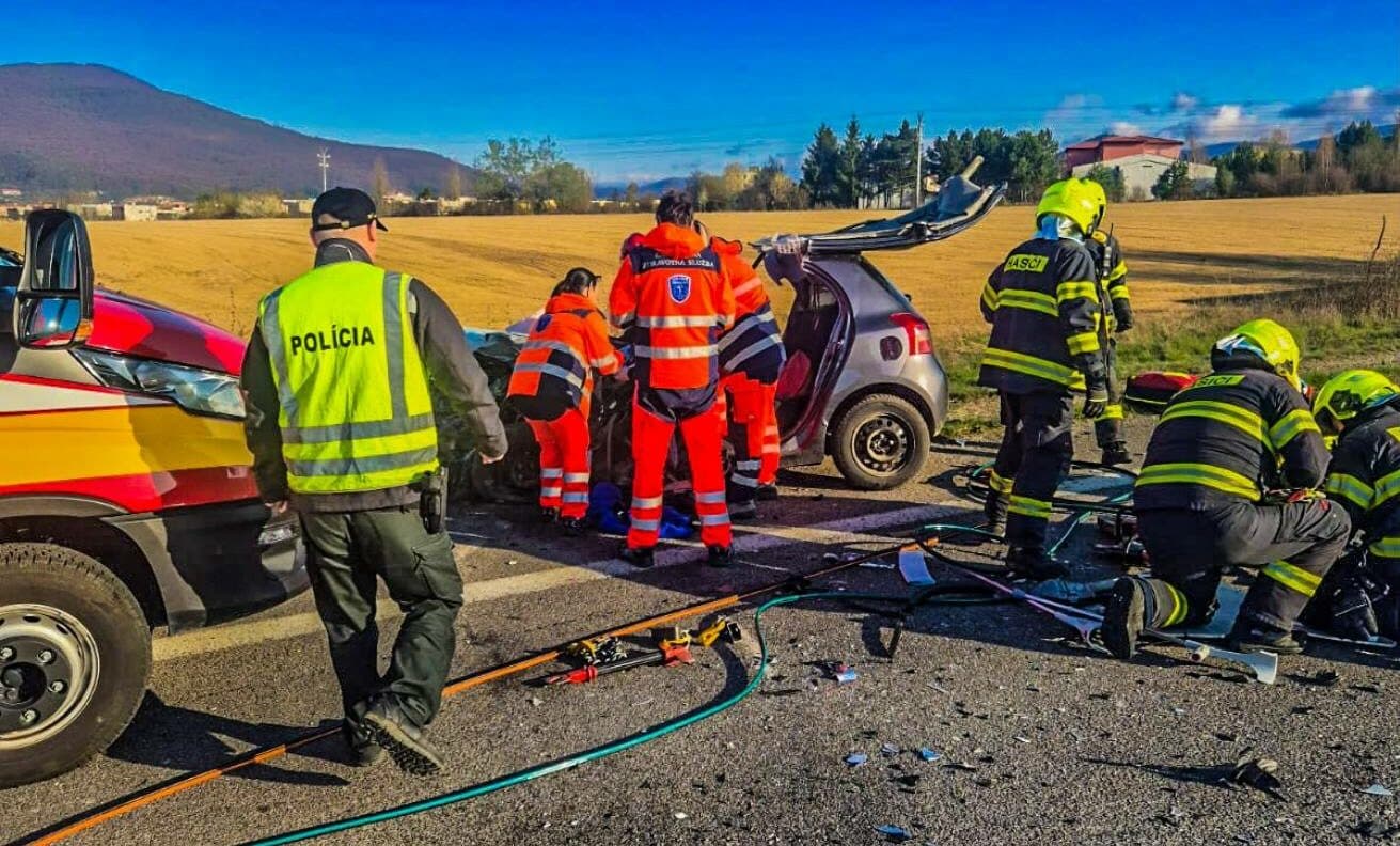 Ženu po vážnej nehode pri Rožňave transportoval vrtulník (FOTO)