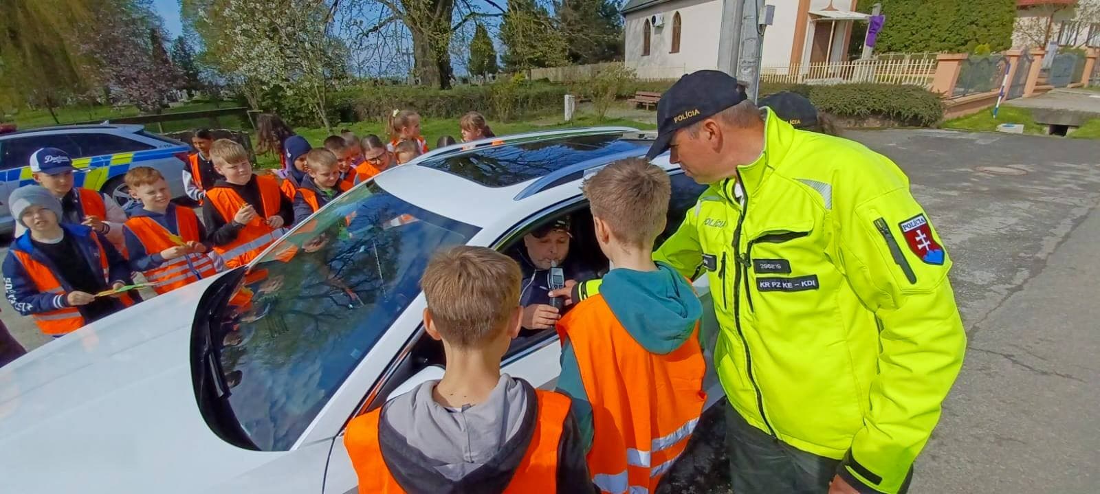 Veľkonočný zajko v akcii: Košická polícia s deťmi kontrolovala cesty (FOTO)
