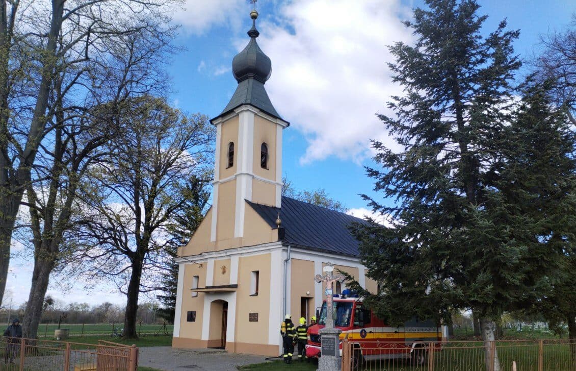 Hasiči zasahujú pri požiari kostolnej veže vo Vysokej nad Uhom
