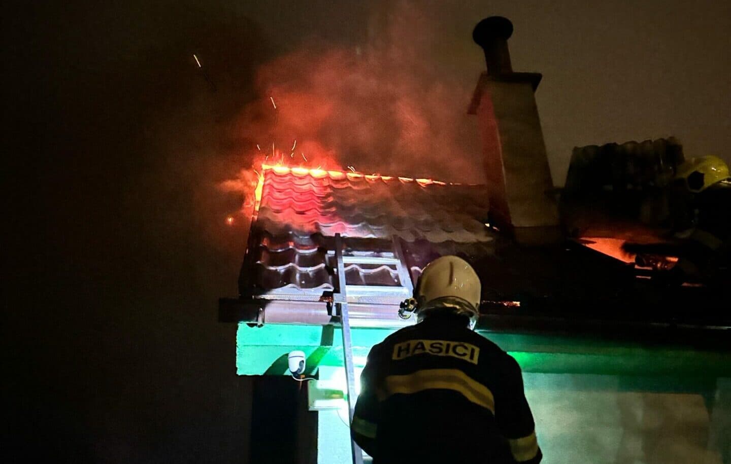 Hasiči v Trebišove zasahovali pri požiari chaty! Jedna osoba skončila v nemocnici (FOTO)