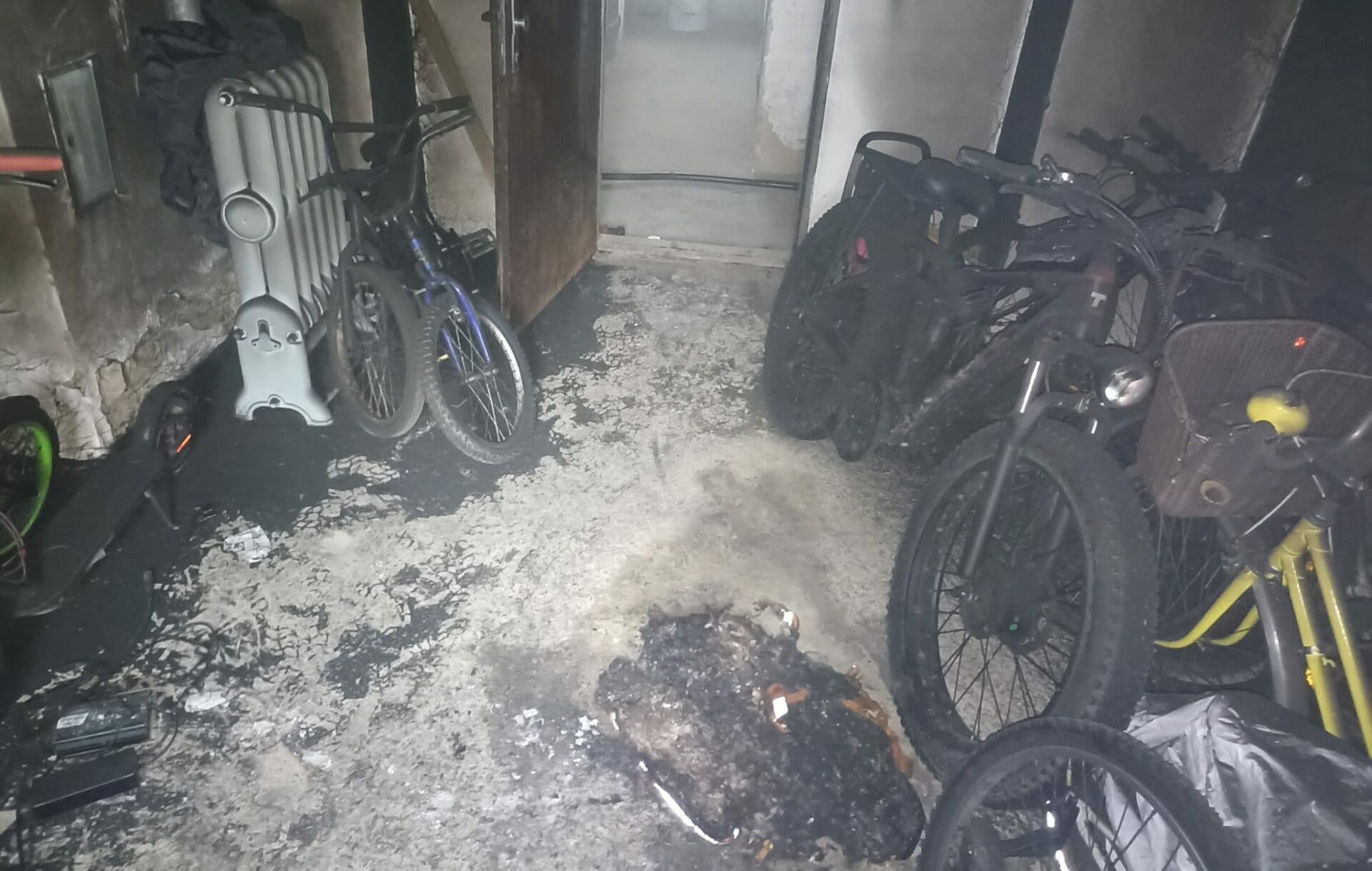 Košickí hasiči evakuovali dom pre požiar v pivnici (FOTO)