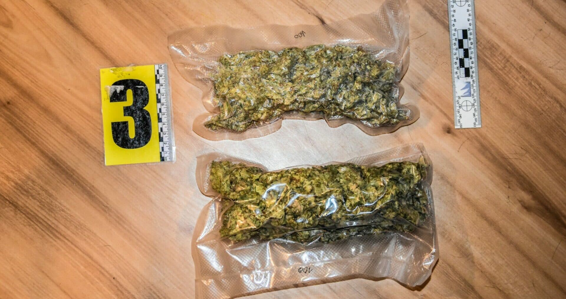 Polícia v Šečovciach zaistila drogy, hotovosť a náradie na distribúciu (FOTO)