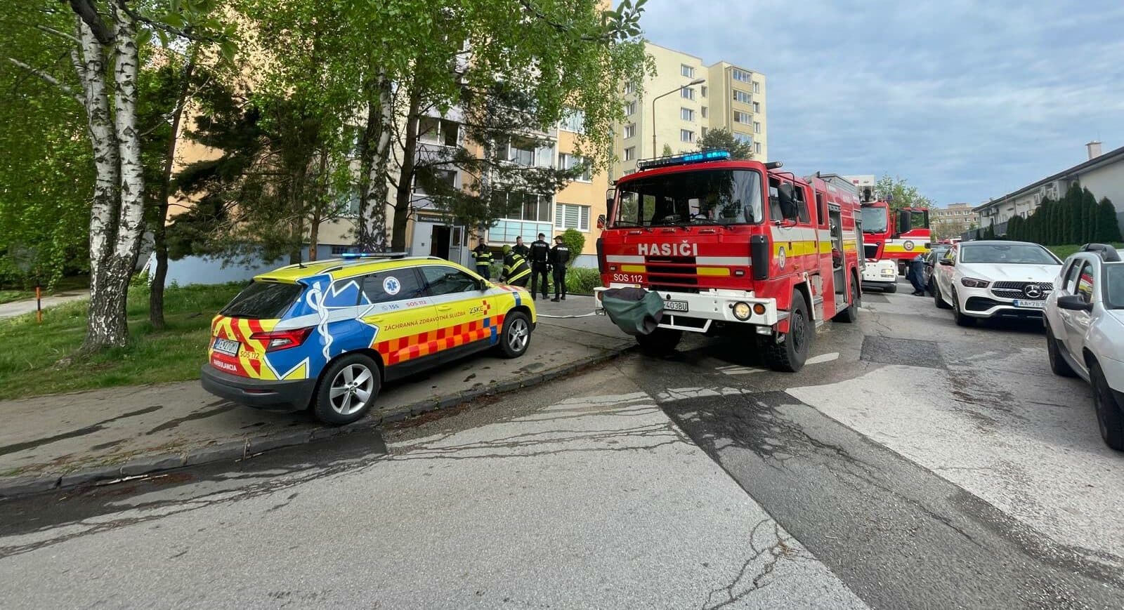 V Košiciach evakuujú hasiči bytovku pre silné zadymenie pri požiari bytu (FOTO)