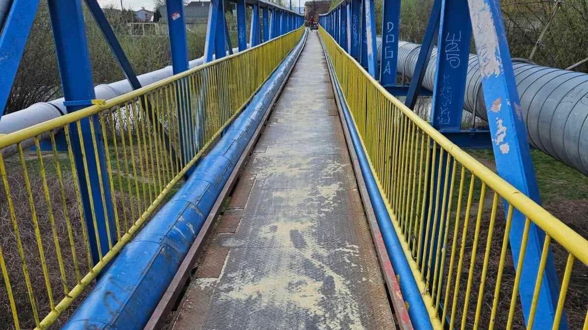 V Košiciach – Krásnej natreli most pre peších olejom! (FOTO)