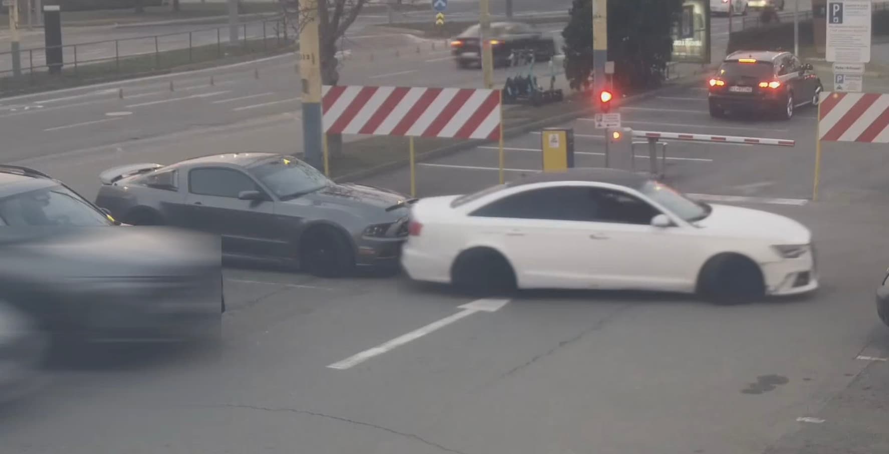 Polícia žiada o pomoc pri objasnení nehody v Košiciach. Vodič nacúval do Mustangu a odišiel! (VIDEO)